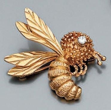 BROCHE «abeille» en or jaune 14 ct (585 millième) ciselé et à motif hérissé serti d'un diamant taille brillan