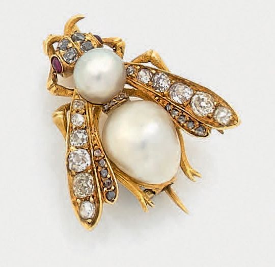 BROCHE «abeille» en or jaune (750 millièmes) ajouré et ciselé, serti de diamants taille ancienne, orné de deux perles fines, une ronde et une piriform