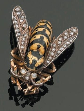 BROCHE « abeille » en or jaune et argent, bombé, ciselé et émaillé (manques à l'émail) serti de diamants taillés en rose (manques