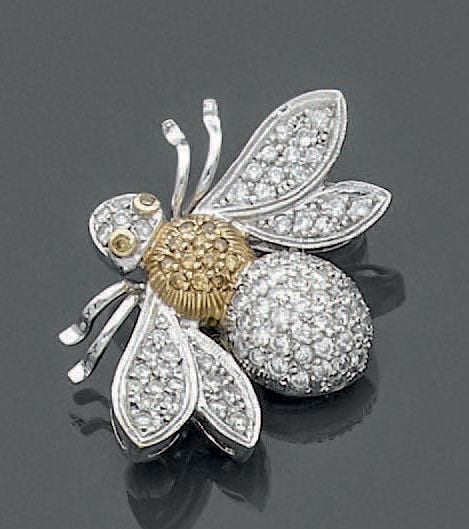 BROCHE «abeille» en or jaune et or gris (750 millièmes) pavé de diamants taille brillant blancs et jaune