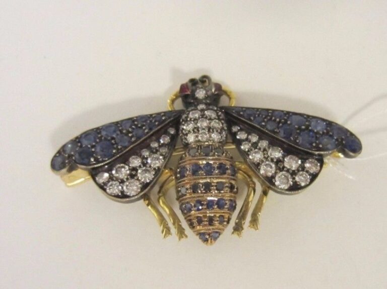 BROCHE « abeille » en or jaune et or noirci (750 millièmes) ajouré pavé de saphirs et diamants taille brillan
