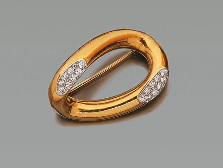 BROCHE anneau maille gourmette limée en platine et or jaune partiellement serti de pavages de diamant