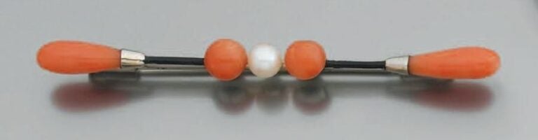 BROCHE BARRETTE en or gris serti d'une perle de culture blanche épaulée de deux perles et deux gouttes de corai