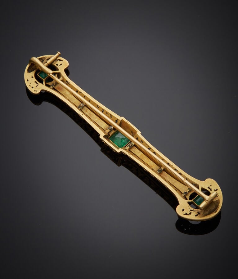 BROCHE "barrette" en or jaune (750‰) ajouré à motifs de feuilles de vigne, sert…