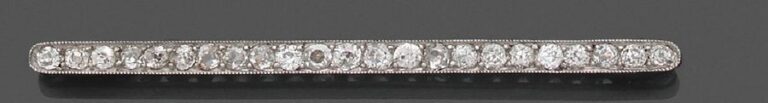 BROCHE barrette en platine (950 millièmes) et or jaune (750 millièmes) serti d'un alignement de diamants taille ancienn