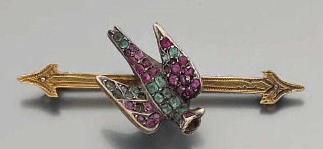 BROCHE barrette « oiseau » en or jaune 18 et 14 carats serti de rubis et émeraudes de forme rond