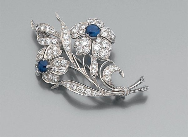 BROCHE « bouquet de fleurs » en or gris serti de diamants de taille brillant et 8/8 et de saphirs cabochon