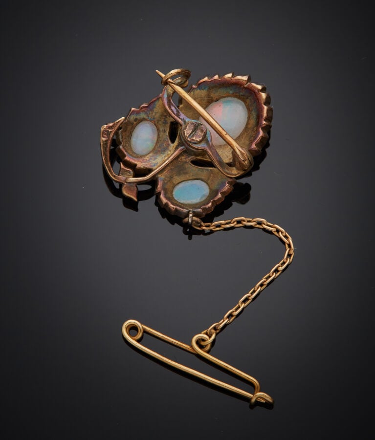 BROCHE "bouquet" en or jaune (750‰) orné de trois opales cabochons, entourées d…