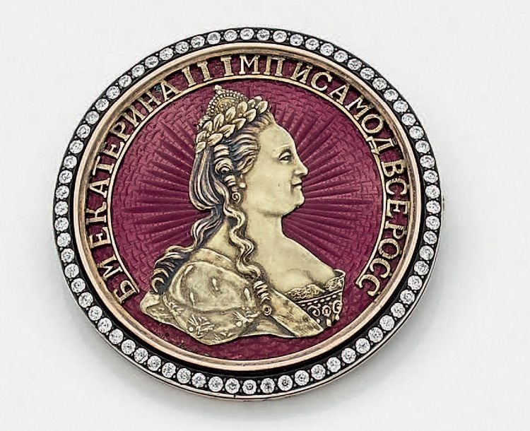BROCHE circulaire à l'effigie de l'Impératrice Catherine II de Russie en or jaune (585 millièmes) 14 carats, et argent (mi