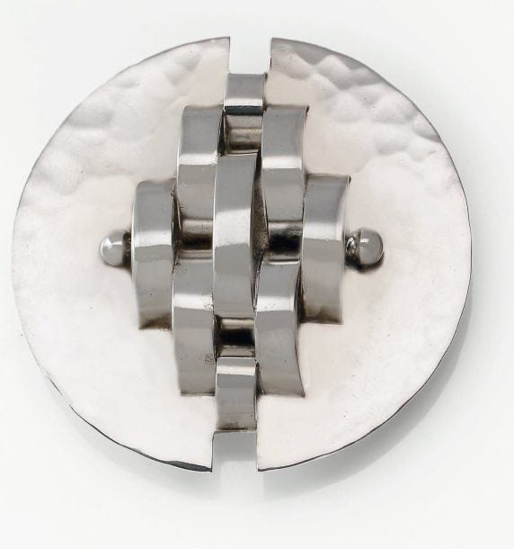 BROCHE circulaire en argent martelé, à motifs de ponts et boule