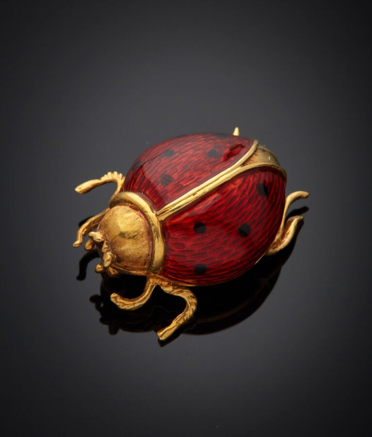 BROCHE "coccinelle" en or jaune (750‰) finement ciselé, orné d'émail guilloché…