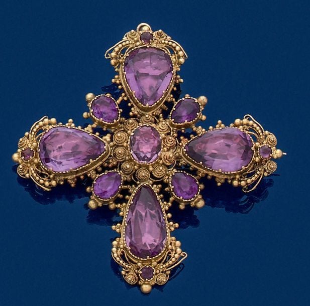 BROCHE «croix» en or jaune (750 millièmes), ajouré, ciselé et boulé, serti améthystes de formes diverse