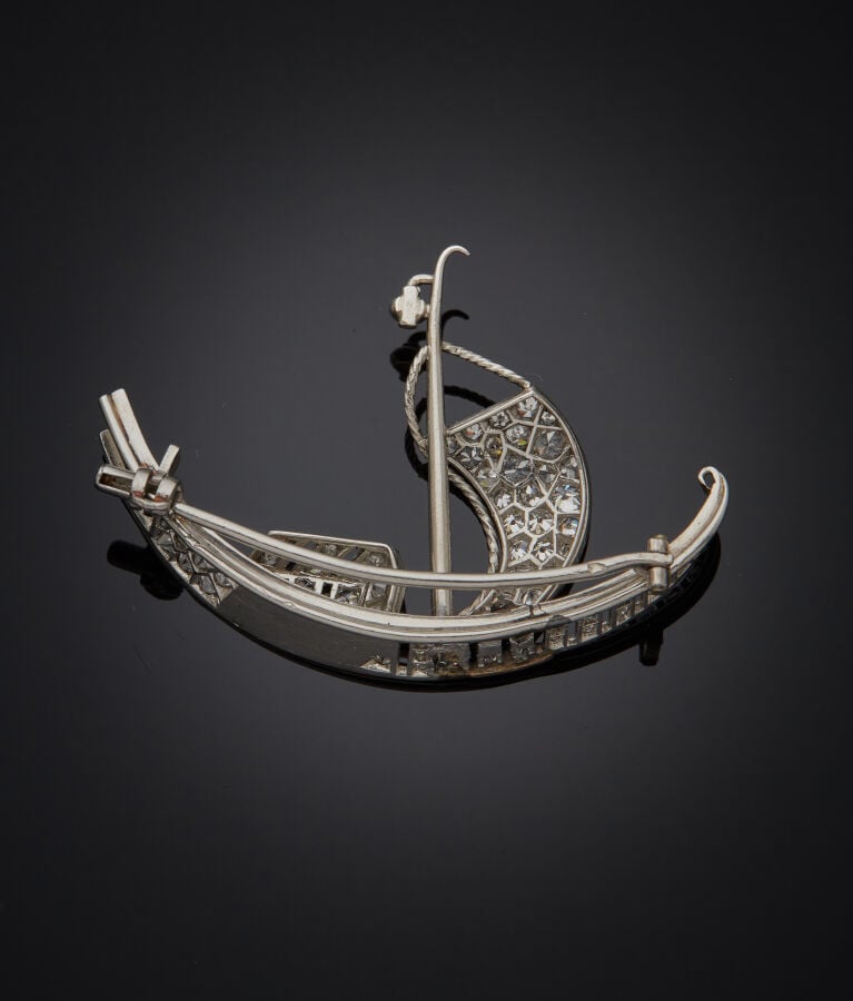 BROCHE de CORSAGE "bateau de pêche chinois " en platine (950‰) ajouré, torsadé,…