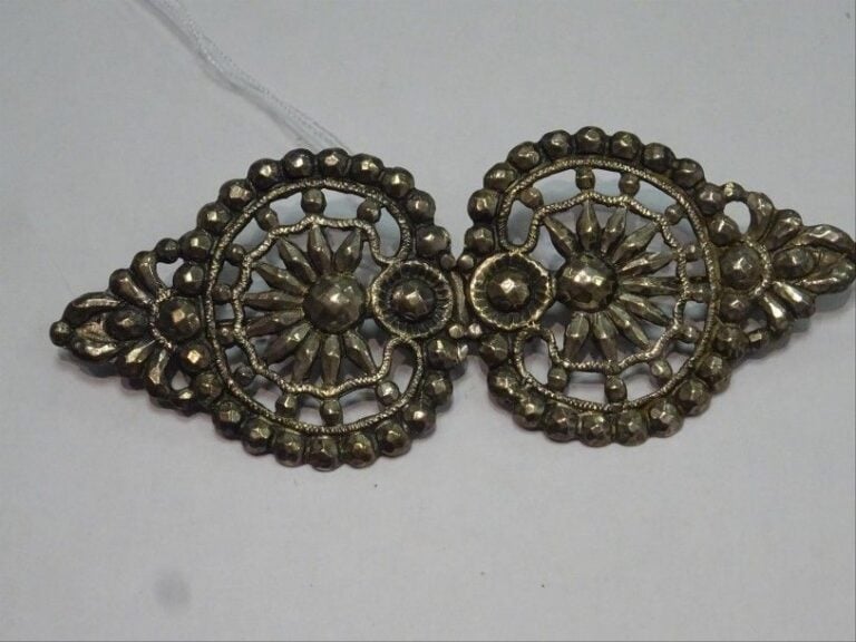 BROCHE en argent (925°/00) martellé à deux agrafes ajourées formant des éléments rayonnant