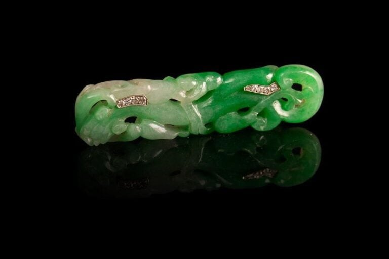 BROCHE EN METAL SERTIE DE BRILLANTS ET DE JADE JADEITE