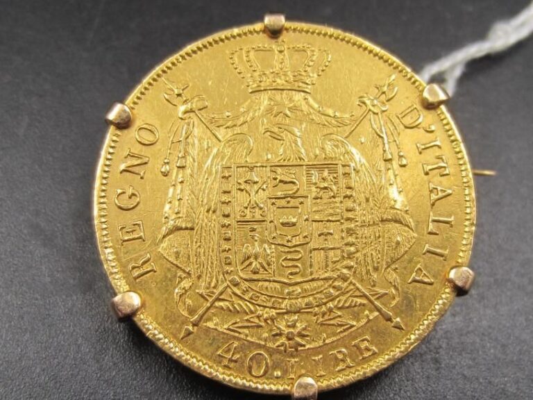 BROCHE en or jaune (750 millièmes) retenant une pièce de 40 Lires italiennes en or datée 181