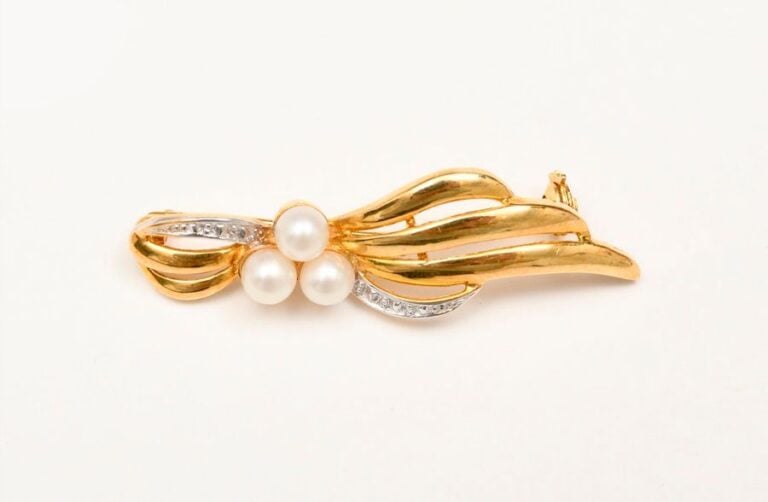 BROCHE en or jaune en forme de « feuillage » ornée au centre de trois perles de cultur