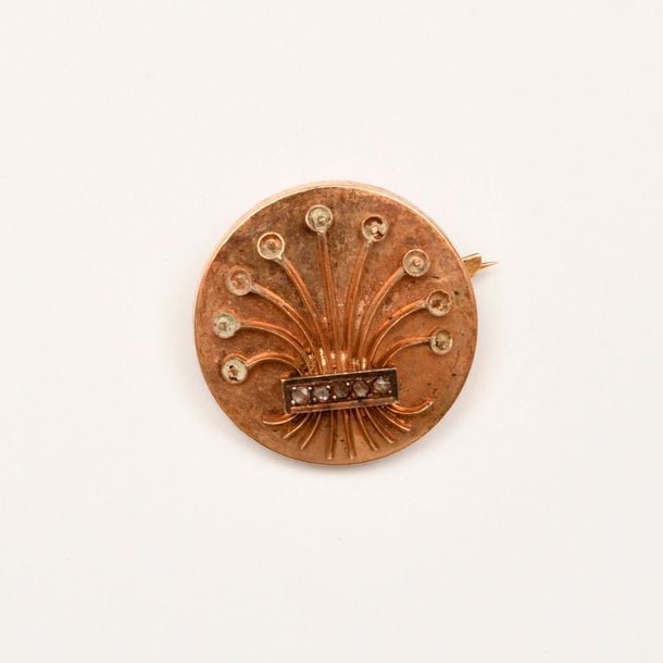 BROCHE en or jaune ornée d’une gerbe barrée de cinq petits diamants taillés en ros