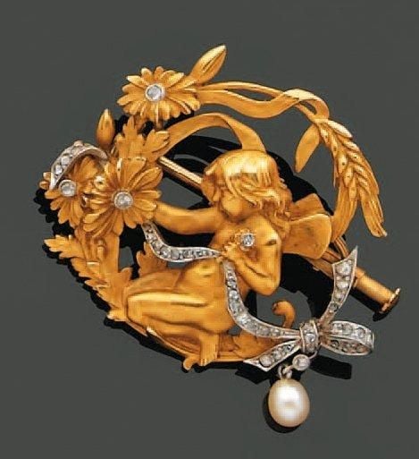 BROCHE en platine et or jaune ajourés, sculptés et ciselés à motif de «putto cueillant des fleurettes et noeud», partiellement sertis de diamants taillés en rose et retenant en pampille une petite perl