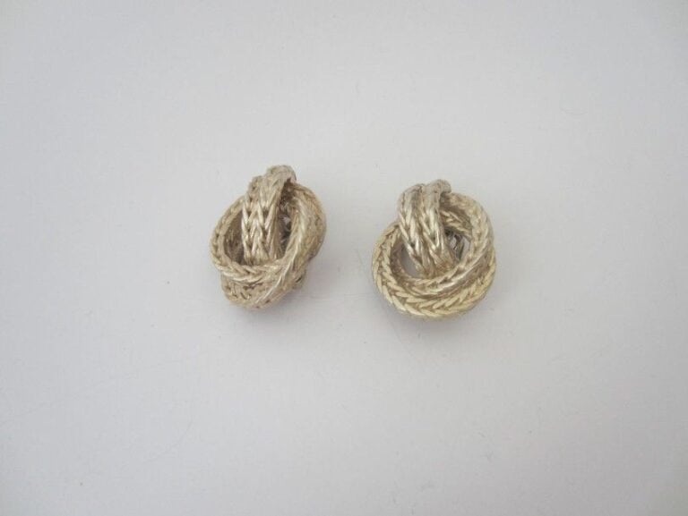 BROCHE et CLIPS D?OREILLES en argent (925/950 millièmes) à motifs de doubles anneaux à maille tress