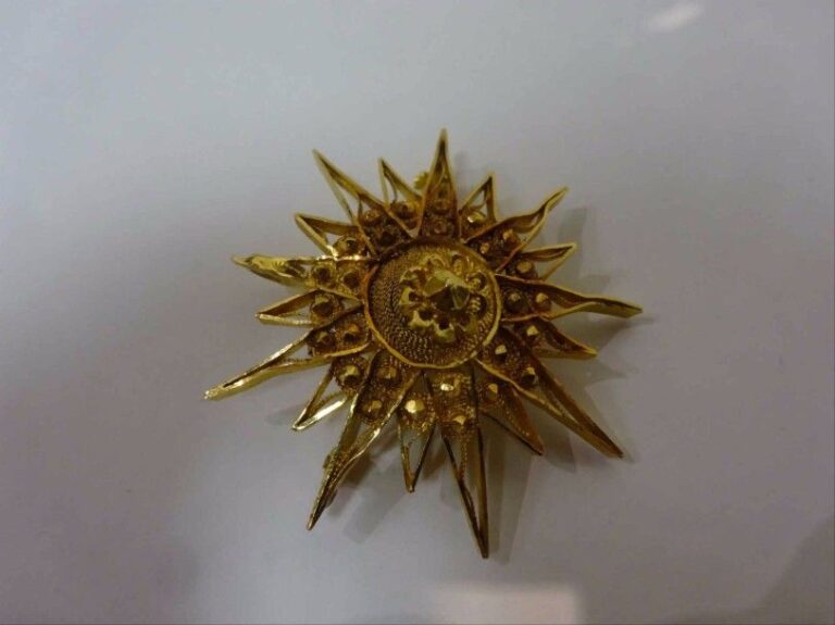 Broche " étoile "  en or jaune 18K (750°/00) à motif filigrané Poids : 12,6 g