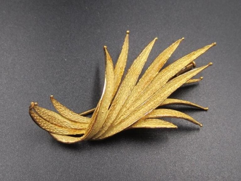 BROCHE «feuille» en or jaune (750 millièmes) amati et cisel