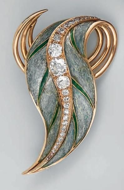 BROCHE «feuille» en or jaune émaillé et ajouré serti d'un alignement de diamants taille ancienn
