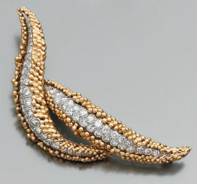 BROCHE « flammes » en or jaune et or gris boulé serti d'un pavage de diamant