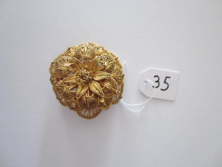 BROCHE «fleur» en or jaune ajouré, finement torsad