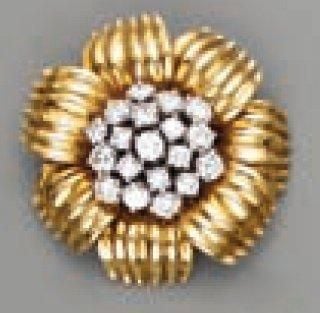BROCHE "fleur" en or jaune godronné serti au centre de diamants taille brillan