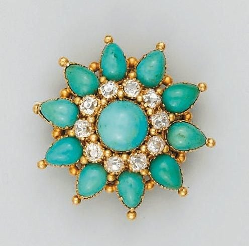 BROCHE «fleur» en or jaune partiellement boulé, serti de turquoises cabochons et de diamants taille ancienne de forme coussi