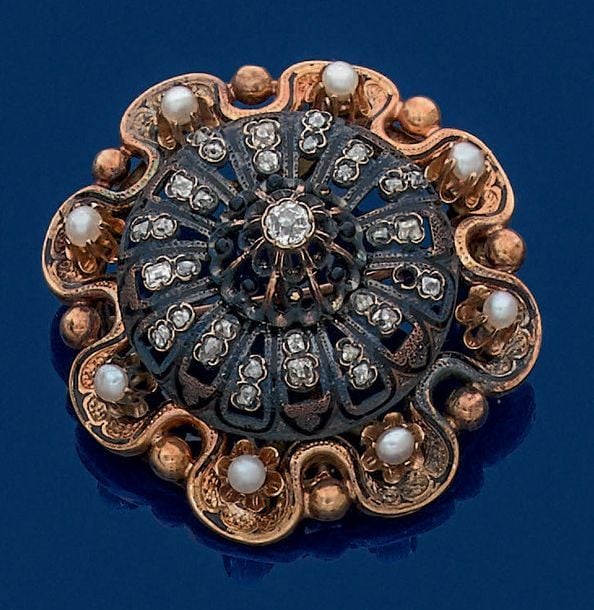 BROCHE «fleur» en or rose (750 millièmes) juponné et argent (mi