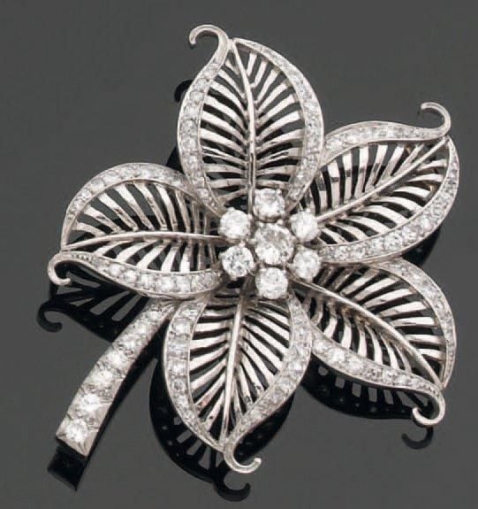 BROCHE « fleur » en platine et or gris ajouré serti de diamants taille brillant et 8/