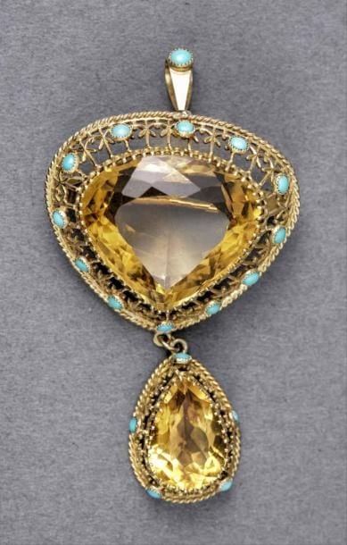 BROCHE formant pendentif en or jaune 18K (750%o) sertie griffes de deux importantes citrines taillées en poire, entourées de filigranes retenant des pierres bleues (imitant la turquoise