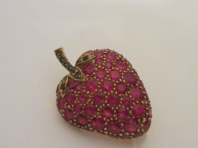 BROCHE «fraise» en or jaune (750 millièmes) pavé de rubis et grenats tsavorite