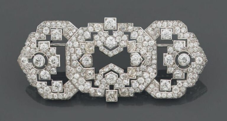 BROCHE géométrique en platine (900 millièmes) ajouré serti de diamants taille ancienn