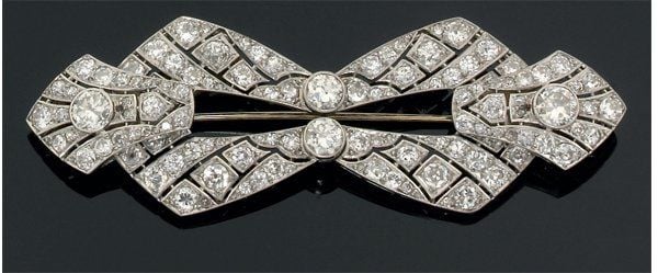 BROCHE géométrique transformable en noeud, en platine articulé serti de diamants ronds demi taille, taille ancienne et 8/