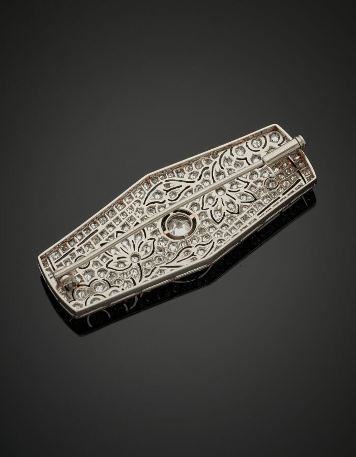 BROCHE hexagonale en platine (min. 800‰) finement ajouré à motif de fleurs, cen…