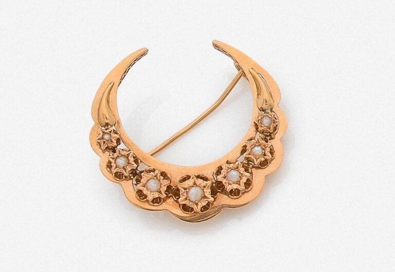 BROCHE «lune» en or rose (750 millièmes) ajouré, souligné de demi perles en chut