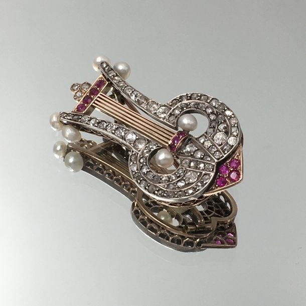 BROCHE «lyre» en or rose (375 millièmes) 9 carats et argent (mi