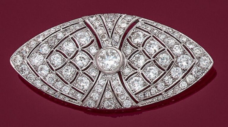 BROCHE «navette» en platine (950 millièmes) et or gris (750 millièmes) ajouré, serti de diamants taille brillant dont un au centre plus importan