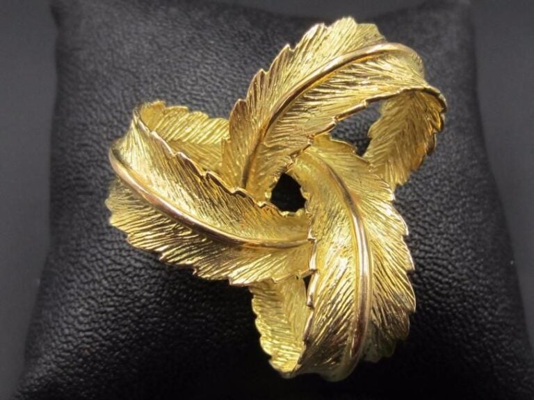 BROCHE « noeud » en or jaune (750 millièmes) ajouré, ciselé à motif de feuilles recourbée