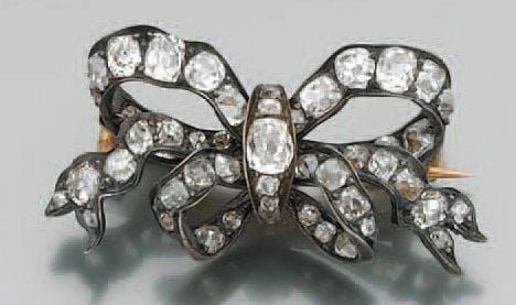 BROCHE « noeud » en or jaune, or rose et argent serti de diamants de taille ancienn