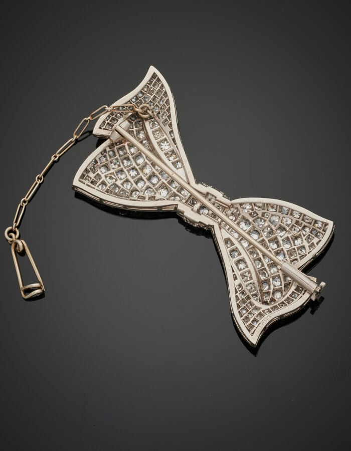BROCHE "noeud" en platine (950‰) et or gris (750‰)entièrement pavée de diamants…