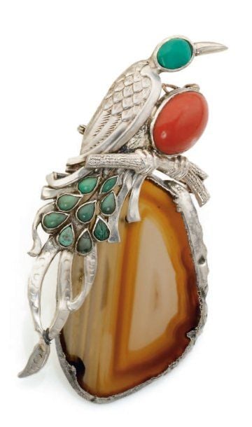 BROCHE « oiseau de Paradis » en argent repoussé et ciselé, serti d'une plaque d'agate, de cabochons de corail et de turquoise