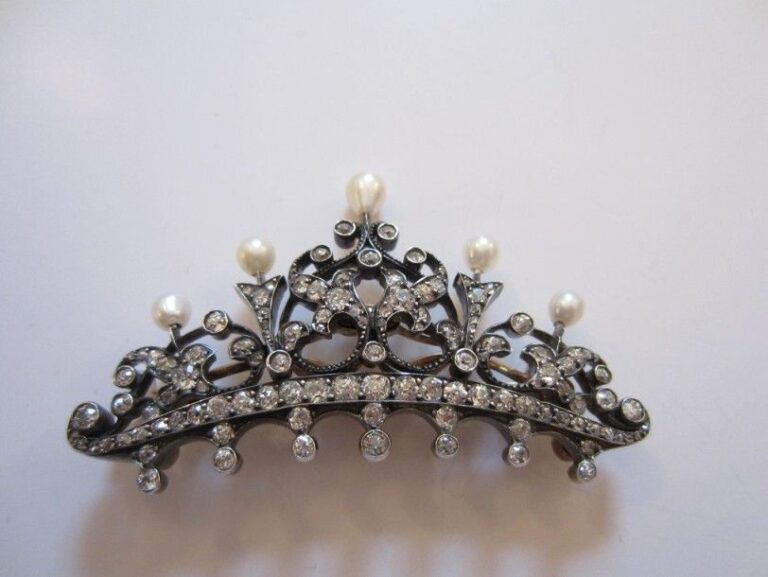 BROCHE ou ORNEMENT DE TETE «couronne» en or jaune et argent serti de diamants taille ancienne et perles fine