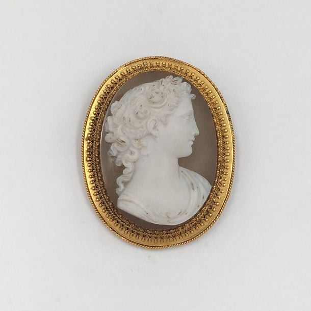 BROCHE ovale en or jaune (750 millièmes) torsadé et perlé, serti d'un camée «profil de femme» en agat