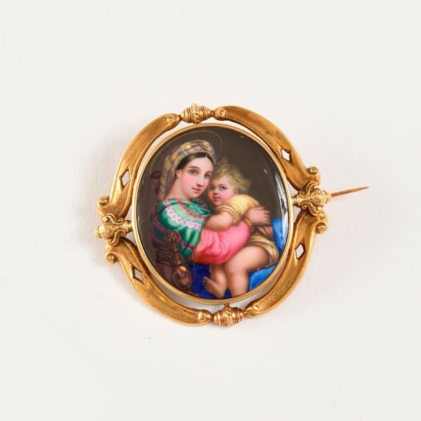 BROCHE ovale en or jaune ornée d’une miniature sur émail figurant la Vierge à la Chaise de Raphaë