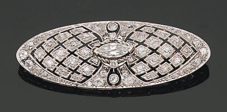 BROCHE ovale en platine ajouré serti de diamants dont un au centre de forme navett