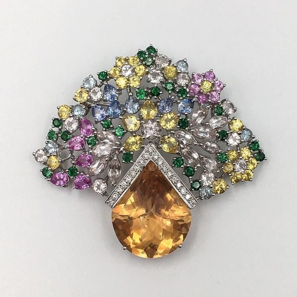 BROCHE - PENDENTIF «bouquet de fleurs» en or gris (750 millièmes) ajouré, serti d'une importante citrine facettée, surmontée d'une ligne de diamants, et de pierres précieuses diverse